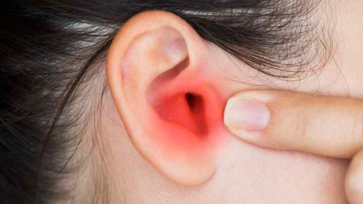 Чому чешеться вухо зовні: основні причини та методи лікування